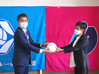 北海道ママさんバレーボール連盟にバレーボールを寄贈しました。