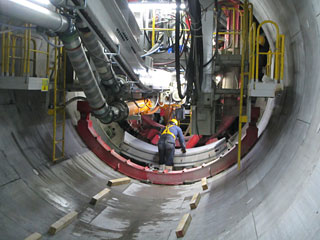 放水設備　シールドマシンによる放水路トンネル掘削・構築の様子