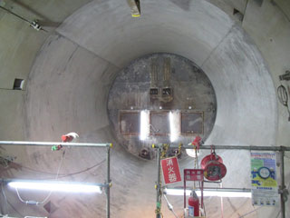 放水設備　放水路トンネルと放水口の接続部の様子