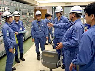 火力発電所の中央操作室での機器操作訓練