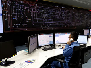 系統制御室で発電機などの監視・制御を実施