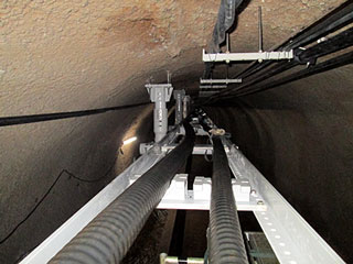 青函トンネル内　トンネル内に仮配置されたケーブル